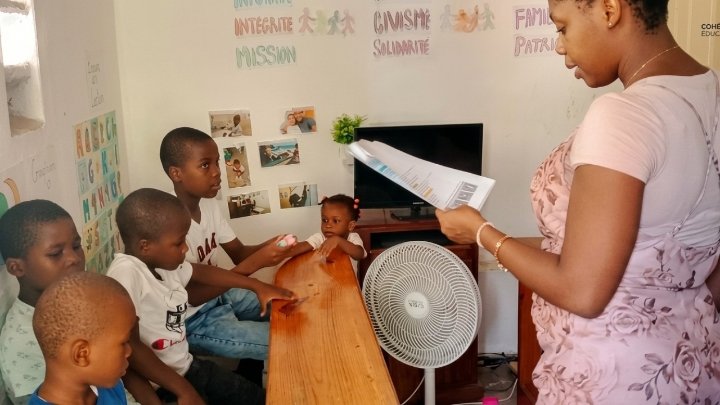 Enfants en pleine découverte biblique