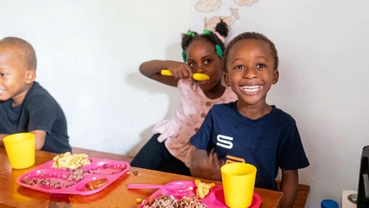 Repas partagé entre enfants